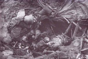 ciała martwych żołnierzy ułożone w mogiłach